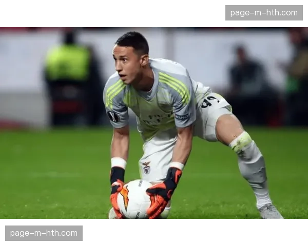 赛场花絮：大雨中，诺丁汉森林门将手套出现问题导致意外丢球。