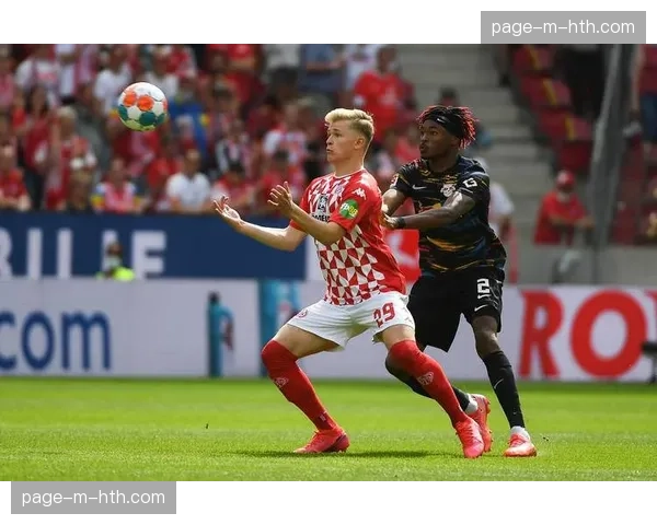 现场特写：美因茨主帅在边线持续挥手，指挥锋线球员统一上抢时机